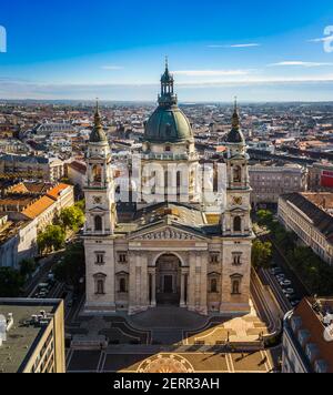 Budapest, Hongrie - vue aérienne de la basilique Saint-Étienne lors d'une journée d'été ensoleillée avec un ciel bleu clair Banque D'Images