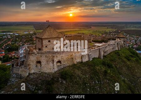 Sumeg, Hongrie - vue panoramique aérienne du célèbre Haut Château de Sumeg (Sumegi var) dans le comté de Veszprem avec de beaux nuages spectaculaires et colorés Banque D'Images