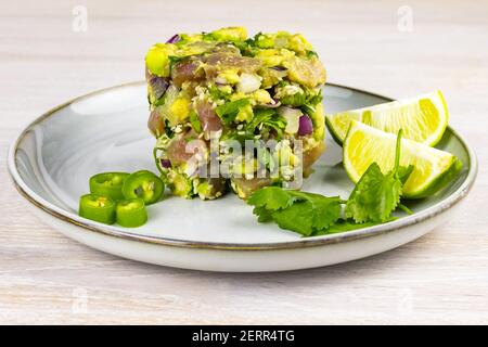 Thon de fruits de mer salade de ceviche à l'avocat, citron vert, piment fort, oignon rouge, coriandre, graines de sésame Banque D'Images