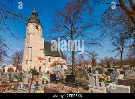 Église et cimetière immaculée de conception dans le village de Gałow à la périphérie de Wrocław, Basse-Silésie, Pologne Banque D'Images