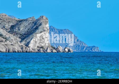 Cap Alchak sur le côté de Sudak. Une journée d'automne ensoleillée est une vue latérale. Banque D'Images