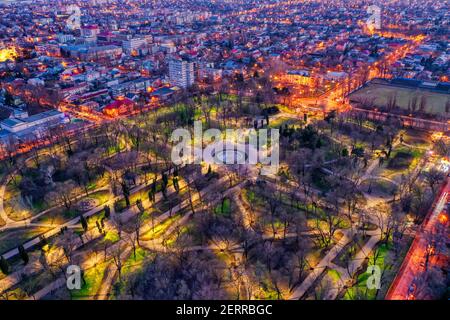 Galati, Roumanie - 28 février 2021 : vue aérienne de la ville de Galati, Roumanie, au coucher du soleil avec les lumières de la ville allumées Banque D'Images