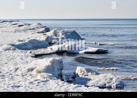 Paysage de bord de mer en hiver, glace et neige fonce sur la plage. Banque D'Images