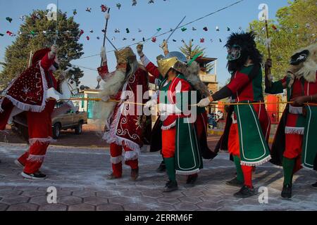 Une personne porte un masque traditionnel en bois, tandis qu'elle participe à la danse pré-hispanique d'Alchileos , considérée comme l'une des plus anciennes danses pré-hispaniques de notre pays, qui a été préservée par des gens de la communauté, enseignant à leurs enfants et petits-enfants de préserver la tradition. La danse des Alchileos est jouée pour célébrer le Saint patron de San Francisco Mazapa. Teotihuacan, Mexique, 27 février 2021. Photo de Ricardo Castelan Cruz/Eyepix/ABACAPRESS.COM Banque D'Images