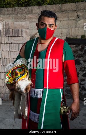 Une personne porte un masque traditionnel en bois, tandis qu'elle participe à la danse pré-hispanique d'Alchileos , considérée comme l'une des plus anciennes danses pré-hispaniques de notre pays, qui a été préservée par des gens de la communauté, enseignant à leurs enfants et petits-enfants de préserver la tradition. La danse des Alchileos est jouée pour célébrer le Saint patron de San Francisco Mazapa. Teotihuacan, Mexique, 27 février 2021. Photo de Ricardo Castelan Cruz/Eyepix/ABACAPRESS.COM Banque D'Images