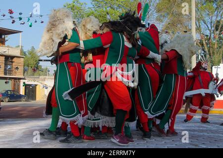 Une personne porte un masque traditionnel en bois, tandis qu'elle participe à la danse pré-hispanique d'Alchileos , considérée comme l'une des plus anciennes danses pré-hispaniques de notre pays, qui a été préservée par des gens de la communauté, enseignant à leurs enfants et petits-enfants de préserver la tradition. La danse des Alchileos est jouée pour célébrer le Saint patron de San Francisco Mazapa. Teotihuacan, Mexique, 27 février 2021. Photo de Ricardo Castelan Cruz/Eyepix/ABACAPRESS.COM Banque D'Images