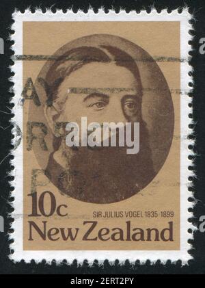 NOUVELLE-ZÉLANDE - VERS 1979 : timbre imprimé par la Nouvelle-Zélande, montre Sir Julius Vogel, homme d'État néo-zélandais du 19e centenaire, vers 1979 Banque D'Images