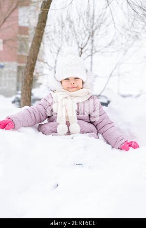 Adorable petite fille en plein air sur la belle neige de l'hiver 24 Banque D'Images