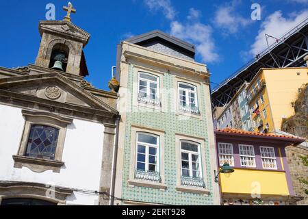 Façades de maisons colorées, Porto, Portugal Banque D'Images