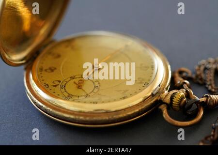 Ancienne montre de poche plaquée or en gros plan sur fond sombre Banque D'Images