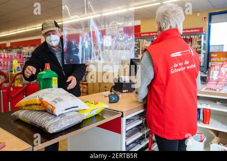 Neustadt BEI Coburg, Allemagne. 1er mars 2021. Le client Günter place les marchandises sur la table de caisse tout en magasiner dans le magasin de bricolage. En Bavière, en plus des coiffeurs et des centres de jardin, les magasins de bricolage sont également ouverts à nouveau à partir d'aujourd'hui. Credit: Nicolas Armer/dpa/Alay Live News Banque D'Images