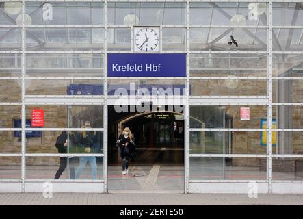 Krefeld, Rhénanie-du-Nord-Westphalie, Allemagne - la gare centrale de Krefeld en temps de crise de corona au second verrouillage Banque D'Images