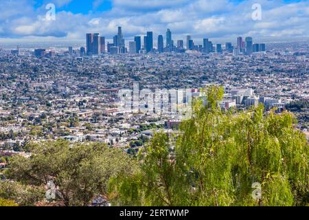 Vue sur les collines d'Hollywood et les gratte-ciel de Los Angeles depuis Observatoire de Grifith pendant la journée Banque D'Images