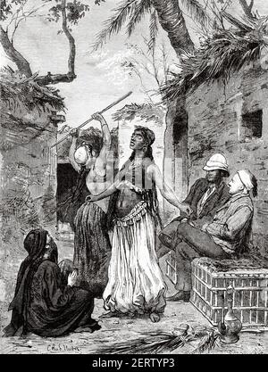 Des danseuses égyptiennes applaudissent quelques touristes dans la rue, l'Egypte au XIX siècle. Afrique. Ancienne illustration gravée du XIXe siècle, El Mundo Ilustrado 1881 Banque D'Images