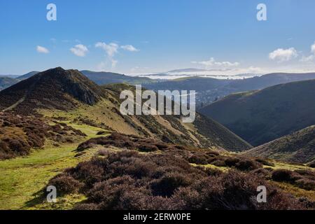 La bouche du diable sur le long Mynd avec la brume dans les vallées derrière Hazler Hill et Wenlock Edge, avec Brown Clee Hill au loin - vu de long Banque D'Images