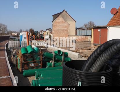 Wittenberge, Allemagne. 25 février 2021. Les matériaux de construction sont stockés devant le chantier de construction d'une maison sur Elbstraße. Credit: Soeren Stache/dpa-Zentralbild/dpa/Alay Live News Banque D'Images