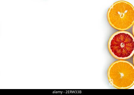 Groupe de tranches d'oranges sur fond blanc, vue de dessus Banque D'Images