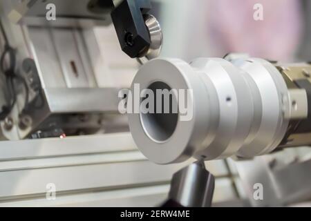 Fraiseuse de tournage CNC automatisée coupant des pièces métalliques en usine Banque D'Images