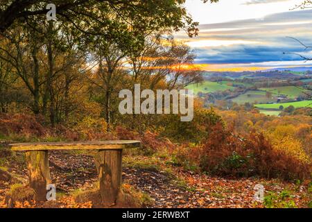 Vue sur le coucher du soleil depuis Kinver Edge, dans le Staffordshire Banque D'Images