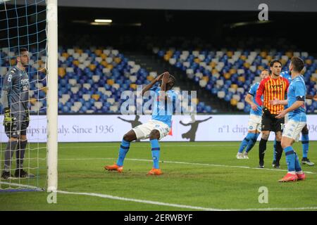 Naples, Campanie, Italie. 28 février 2021. 28/02/2021 Napoli, Stadio Diego Armando Maradona, incontro di calcio valevole per il Campionato di série A 2020/21 tra SSC Napoli vs FC Benevento.in foto: KOLIDOU KOULIBALY crédit: Fabio Sasso/ZUMA Wire/Alay Live News Banque D'Images