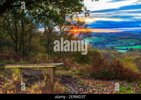 Vue sur le coucher du soleil depuis Kinver Edge, dans le Staffordshire Banque D'Images