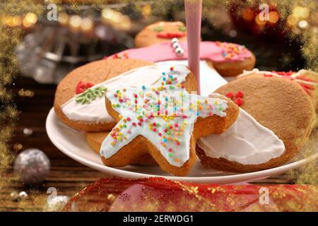 Petits gâteaux de pain d'épice de Noël sur une table en bois et espace vide pour texte Banque D'Images