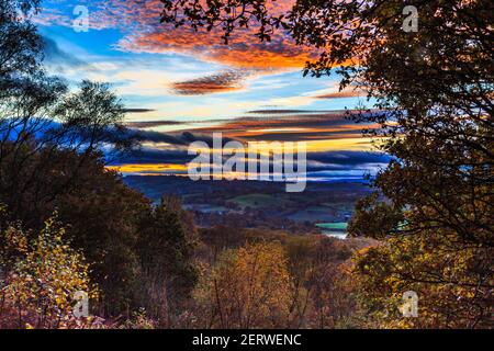 Vue sur le coucher du soleil depuis Kinver Edge, dans le Staffordshire Banque D'Images