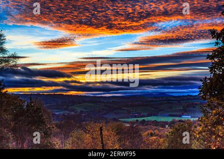 Vue sur le coucher du soleil depuis Kinver Edge, dans le Staffordshire Banque D'Images