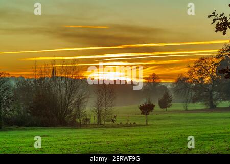 Vue sur le coucher du soleil depuis Kinver Edge, dans le Staffordshire Banque D'Images