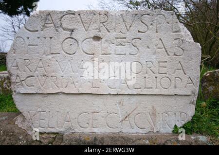 Ancienne stèle romaine avec inscription le long de la via Appia Antica, Parc régional de l'Appia Antica, Rome, Lazio, Italie Banque D'Images