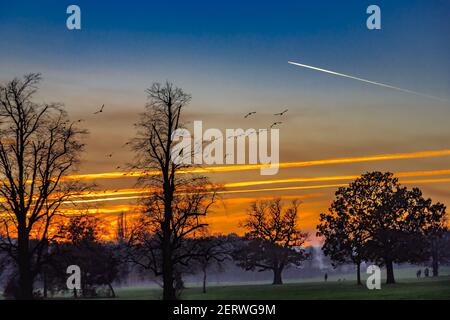 Vue sur le coucher du soleil depuis Kinver Edge, dans le Staffordshire Banque D'Images