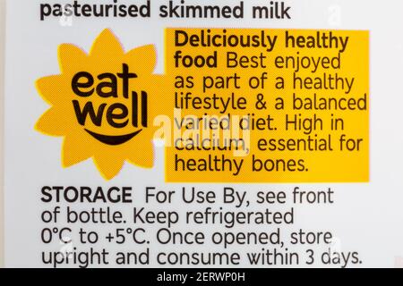 Mangez bien des informations alimentaires délicieusement saines sur une bouteille de British Lait écrémé de M&S - riche en calcium essentiel pour des os sains Banque D'Images