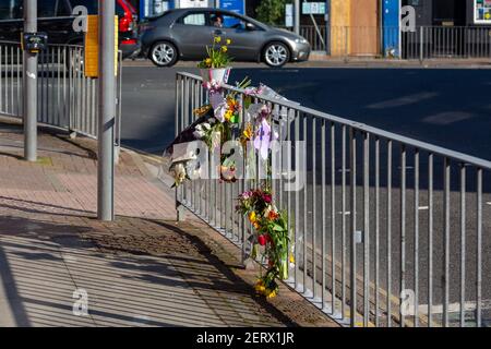 Fleurs déposées sur les lieux d'un accident de la route Banque D'Images