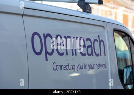 Le côté d'une fourgonnette OpenReach avec le logo illustré Banque D'Images