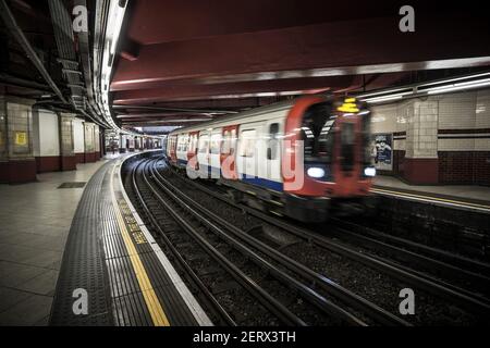 Un train S8 stock souterrain de Londres arrivant à la plate-forme Metropolitan Line de la station de métro Baker Street à Londres, en Angleterre Banque D'Images