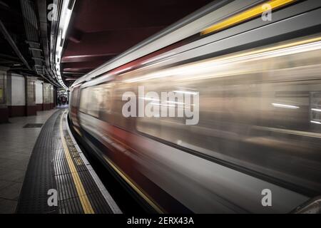 Un train S8 stock souterrain de Londres arrivant à la plate-forme Metropolitan Line de la station de métro Baker Street à Londres, en Angleterre Banque D'Images