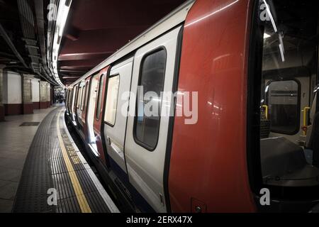 Un train S8 stock souterrain de Londres attendant à la plate-forme Metropolitan Line de la station de métro Baker Street à Londres, en Angleterre Banque D'Images