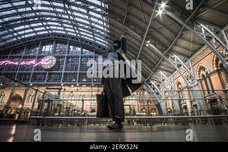 La statue en bronze de Sir John Betjeman, conçue par Martin Jennings dans le hall de la gare de St Pancras, Londres, Angleterre Banque D'Images