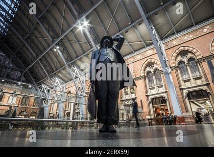 La statue en bronze de Sir John Betjeman, conçue par Martin Jennings dans le hall de la gare de St Pancras, Londres, Angleterre Banque D'Images