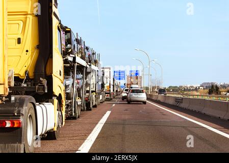 Valence, Espagne - 28 février 2020 : un embouteillage à l'entrée du port de Valence, avec des voitures dans des voies séparées des camions. Banque D'Images