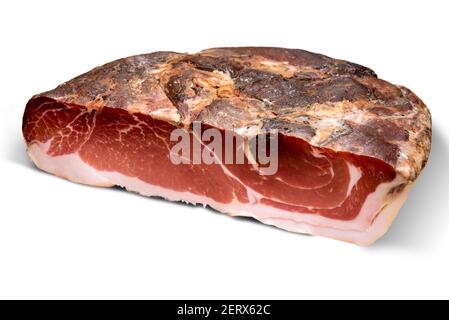Speck, jambon fumé typique du Tyrol du Sud, Alto Adige en Italie - porc brut salé porc isolé sur blanc Banque D'Images