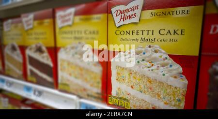 Marque Pinnacle Foods Duncan Hines Cake Mix Sur Une Etagere De Supermarche A New York Le Mardi Octobre 23 18 C Richard B Levine Photo Stock Alamy