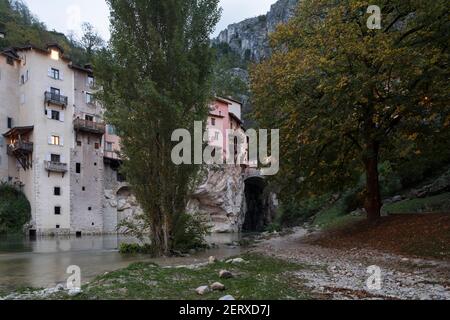 Vue sur le fleuve de l'une des demeures suspendues caractéristiques de Pont-en-Royans, dans la région Auvergne-Rhône-Alpes, Banque D'Images