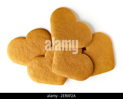 Tas de biscuits de Noël en forme de coeur de pain d'épice isolés sur fond blanc, vue de dessus Banque D'Images