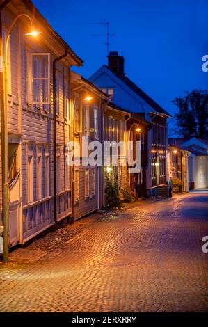 Une rue illuminée à Eksjö, une ville suédoise, de nuit Banque D'Images