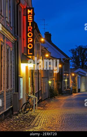 Une rue illuminée à Eksjö, une ville suédoise, de nuit Banque D'Images