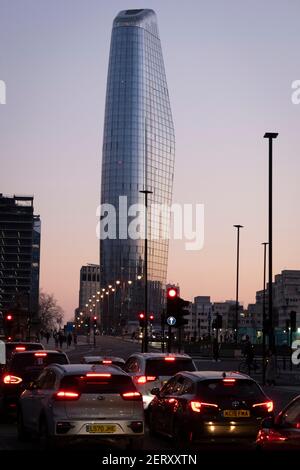 Vue de la ville de Londres, One Blackfriars (l'un des plus récents gratte-ciels de la capitale) s'élève au-dessus de la circulation nocturne en heure de pointe, le 27 février 2021, à Londres, en Angleterre. Situé sur Bankside, la rive sud de la Tamise, le développement est une tour de 52 étages de 170 m dont les utilisations comprennent des appartements résidentiels, un hôtel et des commerces. Banque D'Images