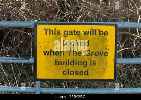 Bristol-Nailsea-Angleterre-février 2021-vue rapprochée d'un panneau d'avertissement la porte métallique d'un parc public Banque D'Images