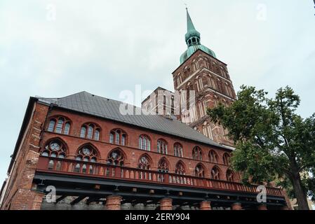 Vue extérieure de l'église Saint-Nicolas à Stralsund, Allemagne. Vue à angle bas Banque D'Images