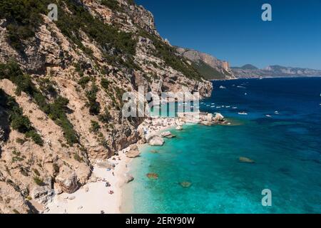 Vue panoramique sur la plage de la baie appelée Cala Mariolu dans le golfe d'Orosei (Sardaigne, Italie) Banque D'Images